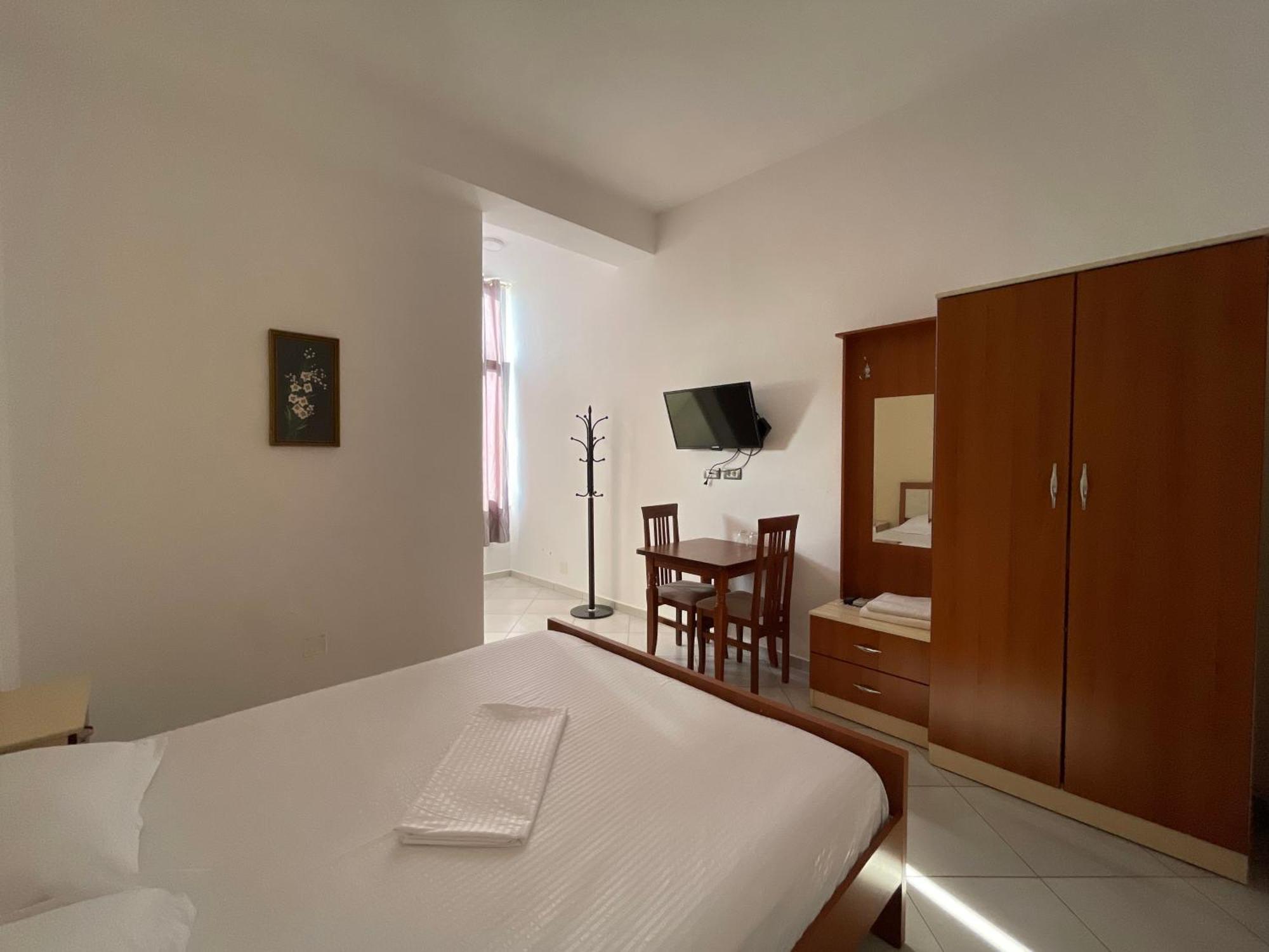 Hotel Latifi *