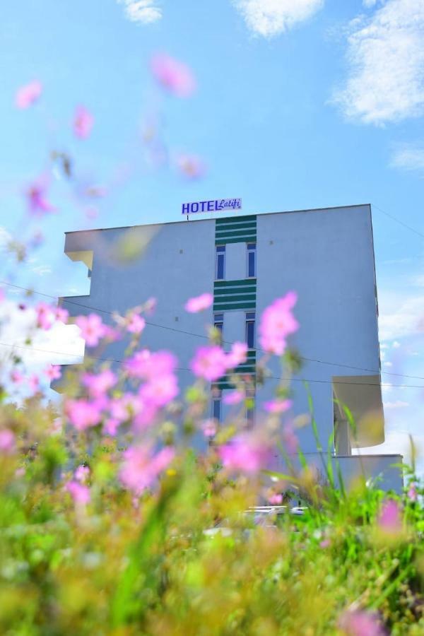 Hotel Latifi *
